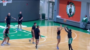 人干事？綠軍教練57比4暴打記者隊！哨響后馬祖拉握拳慶祝