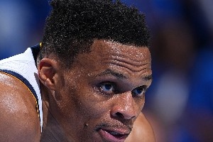 開(kāi)啟第18個(gè)賽季！威少距離成為歷史第八位助攻破萬(wàn)球員只差75次