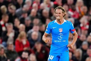 略倫特佩戴黃色鏡片眼鏡，眼科專家：未有證據(jù)表明藍(lán)光對眼睛有害