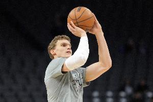 狀態(tài)不錯(cuò)！馬爾卡寧半場(chǎng)9投5中&罰球2中2 得到13分2板4助1帽