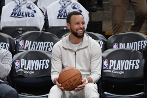 勇三瘋！埃澤利：庫(kù)里中場(chǎng)時(shí)會(huì)看社媒上的惡評(píng) 然后下半場(chǎng)暴走