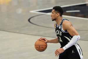 找找狀態(tài)！字母哥8投5中得16分7板4助2斷1帽 三節(jié)打卡下班