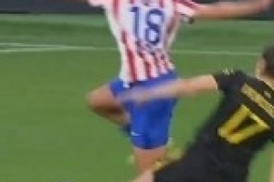 這球紅牌？曼聯(lián)女足歐冠鏟球染紅！球迷吐槽“史上最糟糕紅牌”