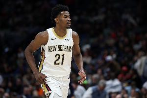 美記：鵜鶘將執(zhí)行內(nèi)線伊夫-米西和后衛(wèi)喬丹-霍金斯的球隊選項