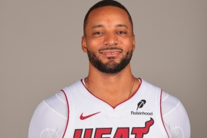 火力支援！熱火新援鮑威爾半場8中4&三分4中2拿到13分3助攻