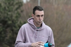 承認(rèn)制作兒童不雅視頻后，前英超名哨庫特被指控試圖引誘男裁判