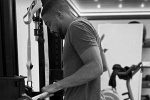 接受膝蓋手術(shù)傷缺六周！布雷默曬健身房康復(fù)圖：向前一步