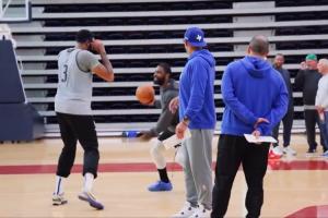 別鬧傷還沒(méi)好呢！歐文訓(xùn)練時(shí)想和濃眉單挑 被基德及時(shí)制止