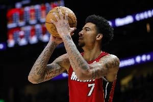 穩(wěn)定拿到兩雙！韋爾15中7&罰球6中6拿到20分14籃板 另有1斷1帽