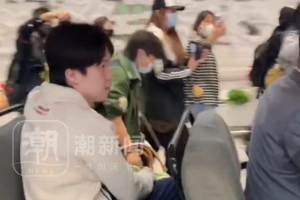 王楚欽回國在機場又被圍堵，無奈搖頭：讓一下，我真求求你們了