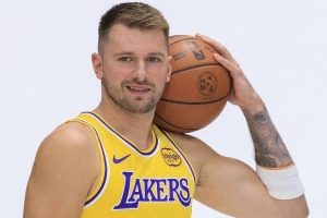 填滿數(shù)據(jù)欄！東契奇上半場8中4得到16分4板7助1斷1帽 罰球8中6