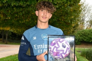 15歲阿森納小將道曼完成英超首秀，獲贈(zèng)英超比賽用球