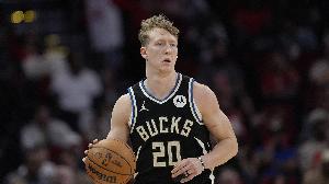 場均7.4分2.4板1.5助！雄鹿官方：與后衛(wèi)AJ-格林達(dá)成多年續(xù)約協(xié)議