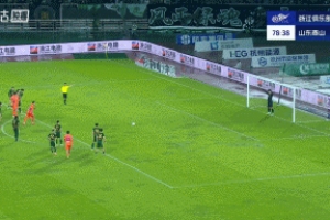 泰山2-2扳平浙江！裁判長時間看VAR后判程進(jìn)犯規(guī)，克雷桑點(diǎn)射破門
