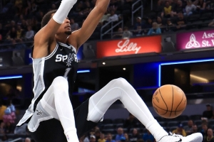 別猜了！文班亞馬向記者確認(rèn)：我光腳身高7尺4寸