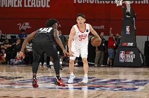 媒體人：河村突然被裁說明他右腿傷勢比報道的要嚴(yán)重很多