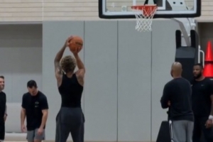 又改回來了？馬刺隊記曬出索漢訓(xùn)練時用雙手罰球的照片