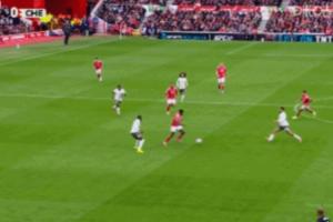 森林錯(cuò)失良機(jī)！查洛巴傳球失誤，安德森禁區(qū)內(nèi)扣過防守后自己滑倒