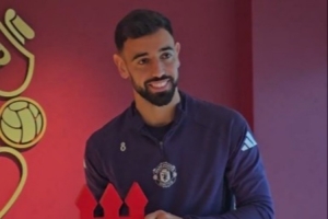 當(dāng)選曼聯(lián)9月最佳！B費(fèi)在曼聯(lián)基地領(lǐng)取了隊(duì)內(nèi)最佳獎(jiǎng)