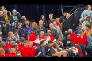 楊瀚森替補(bǔ)席不甘哭泣！美網(wǎng)友：更支持他了！球員有羞恥心是好事