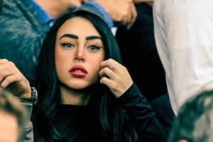 心系男友???亞馬爾本場(chǎng)比賽傷愈復(fù)出，其女友在看臺(tái)上觀戰(zhàn)