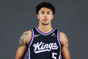 表現(xiàn)可以！24號秀克利福德首節(jié)4中3拿到7分2助1斷