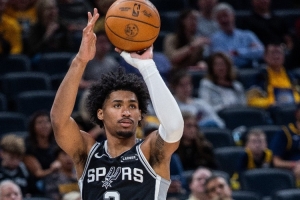 這場(chǎng)狀態(tài)著實(shí)一般！哈珀全場(chǎng)10中3拿到6分3助&4失誤 半場(chǎng)6中1