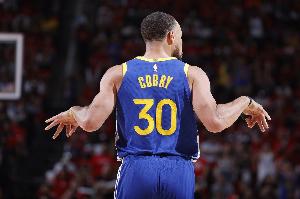 經(jīng)典庫(kù)有引力！庫(kù)里連得5分之后 連續(xù)利用引力助隊(duì)友上空籃