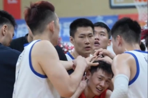 三戰(zhàn)全勝！遼籃大勝結(jié)束丹東站熱身賽 賽后按著王嵐嵚喊加油