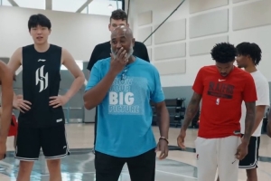 開(kāi)拓者眾將休賽期野球局 楊瀚森對(duì)位克林根 郭昊文&盧尼現(xiàn)身