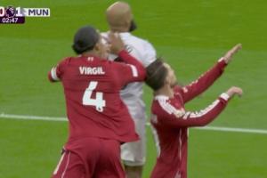 友軍誤傷范迪克爭頂中肘擊麥卡利斯特，之后曼聯(lián)閃電進(jìn)球