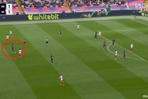 是真沒招了！比賽最后10分鐘，阿勞霍客串中鋒頂在鋒線位置