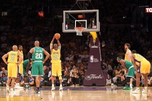 皮爾斯：曾和科比打賭我倆誰先離隊(duì) 結(jié)果下一年我們總決賽相遇