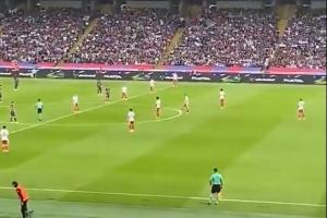 又掩耳盜鈴！巴薩vs赫羅納開球15秒“靜站”抗議，轉(zhuǎn)播切球場遠景