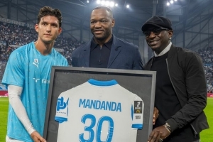 接受致敬！已退役的40歲門將曼丹達(dá)重返馬賽主場，獲得紀(jì)念球衣