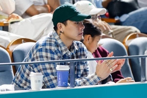 王大雷現(xiàn)場(chǎng)觀戰(zhàn)WTA寧波站單打決賽，他昨天在杭州踢完中超