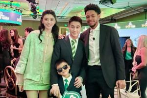 奚夢瑤逆天大長腿奪目！綠軍小老板何猷君曬與“表弟”西蒙斯合影