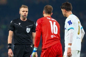 國(guó)米客戰(zhàn)圣吉羅斯裁判：瑞典裁判尼伯格執(zhí)法，第四官員拉德貝克