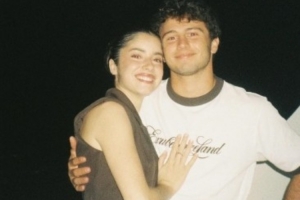 膩在一起！內(nèi)維斯20歲演員女友曬多張合照：過去幾周的鏡頭之下