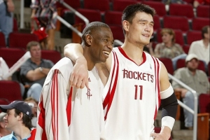 楊毅：姚明放在這個(gè)時(shí)代無敵不了 但他能多打好些年&在場上作用大