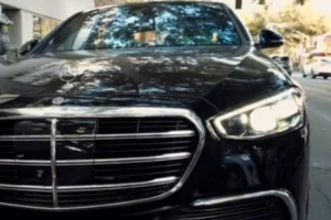 不差錢！鯊魚二兒子打視頻電話購買奔馳S580 13萬直接劃老爹卡