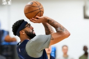 新賽季沖！獨行俠訓練照：弗拉格扣籃 濃眉戴護目鏡投籃 歐文現(xiàn)身