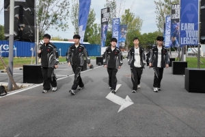 TES官方發(fā)布S15賽事VLOG：腳踏實(shí)地，堅(jiān)定向前