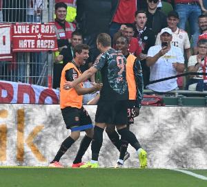 老好人！圖片報(bào)：凱恩近日主動(dòng)打電話指點(diǎn)特爾，安慰犯錯(cuò)的小貝林