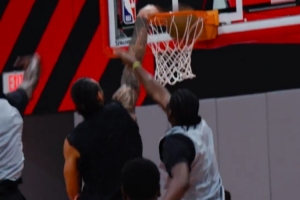 亞當(dāng)斯顏扣卡佩拉+夢幻聯(lián)動申京！火箭官媒曬隊內(nèi)訓(xùn)練視頻