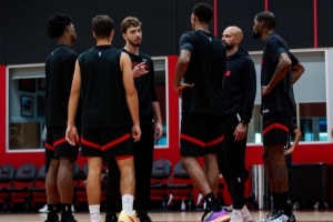 火箭曬訓(xùn)練照：“五高”陣容交流 杜蘭特亞當(dāng)斯擊掌 姐夫喜笑顏開