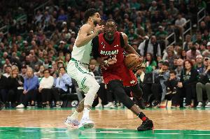 西蒙斯+豪澤換阿德巴約！綠軍記者提議 跟死敵熱火做筆交易