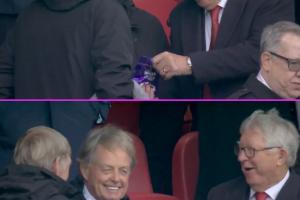 曼聯(lián)領(lǐng)先！弗格森在看臺(tái)上分享巧克力給達(dá)格利什，弗爵笑得超開(kāi)心