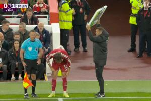 第72分鐘利物浦換下伊薩克，基耶薩登場