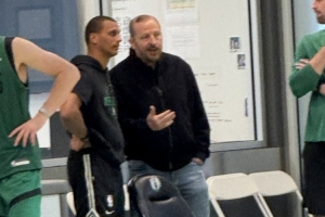 錫伯杜現(xiàn)身綠軍訓(xùn)練館！布朗：他講述上賽季尼克斯如何擊敗我們